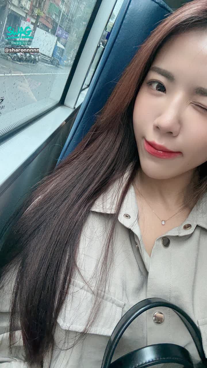 sharonnnnn : 下班了🥱～晚餐要吃什麼呢？可以把你吃掉嗎😈💓
